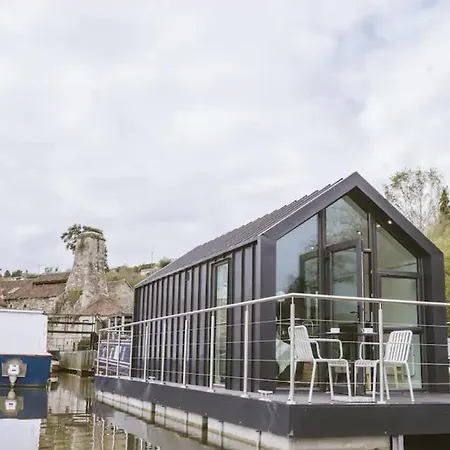 Water With Water Sports Equipment And Bikes, Bath Úszó hotel *