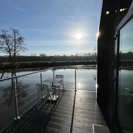 Bateau-hôtel Water With Water Sports Equipment And Bikes, Bath