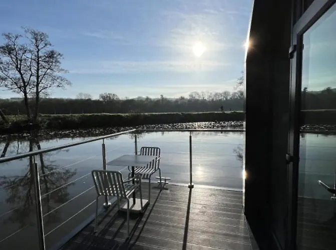 보트호텔 Water With Water Sports Equipment And Bikes, Bath