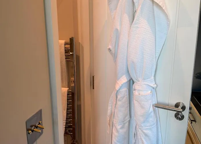 보트호텔 Water With Water Sports Equipment And Bikes, Bath *