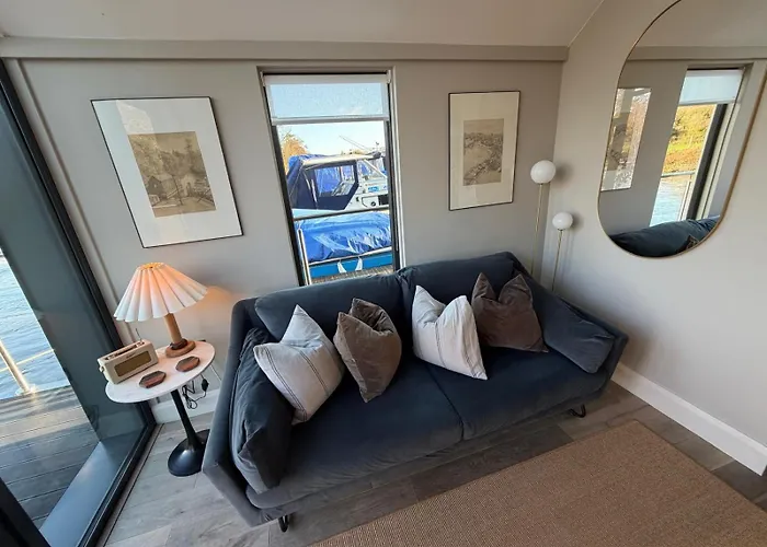 Úszó hotel Water With Water Sports Equipment And Bikes, Bath Bristol